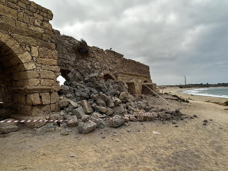 קשת שהתמוטטה בחוף הים בקיסריה ב-2023 (צילום: מוחמד חאטר, רשות העתיקות) הקשת שהתמוטטה בחוף הים בקיסריה