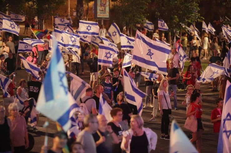 הפגנה נגד המהפכה המשפטית בקפלן תל אביב (צילום: מוטי קמחי) הפגנה נגד המהפכה המשפטית בקפלן תל אביב