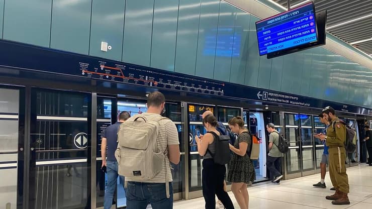 הרציף ברכבת הקלה מיהודית בתל אביב לקריית אריה בפתח תקווה