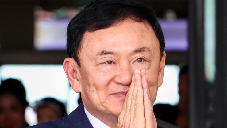 טקסין צ'ינוואט ראש ממשלת תאילנד לשעבר אחרי נחיתתו ב בנגקוק אחירי 15 שנים בגלות 