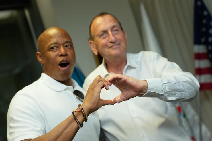 אריק אדמס עם ראש העיר תל אביב רון חולדאי. רק 11% בסקרים (צילום: Michael Appleton/Mayoral Photography Office) אריק אדמס ורון חולדאי