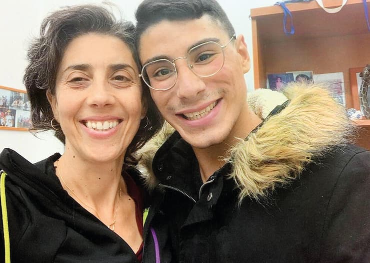 עומרי בלום (מימין) עם האם המאמצת גליה yk13569587