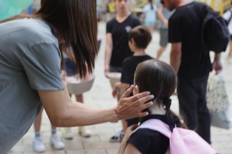 תלמידים ותלמידות בשער הכניסה לבית הספר גבריאלי בתל אביב