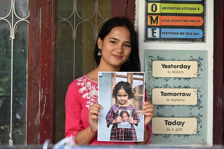 סמריטי עם צילום שלה מימי ילדותה