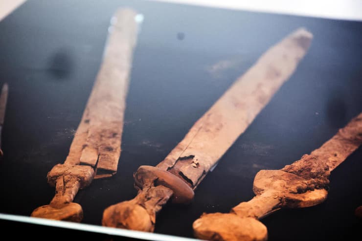 החרבות בתצוגה, הבוקר