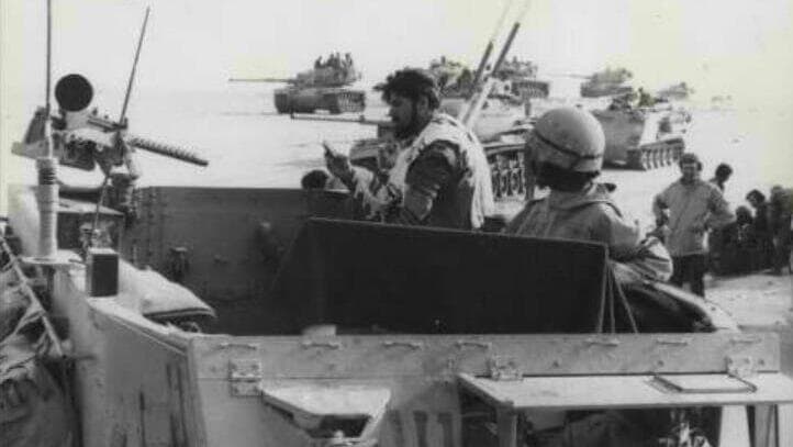 לוחם מתפלל בחזית הדרומית