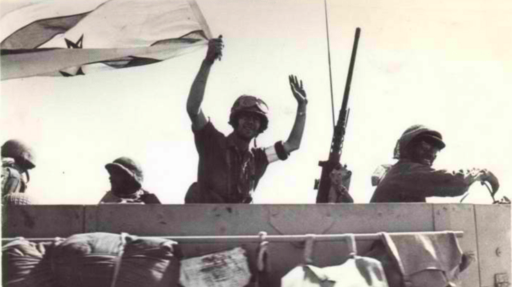 לוחמים מניפים דגל ישראל בדרך לדמשק