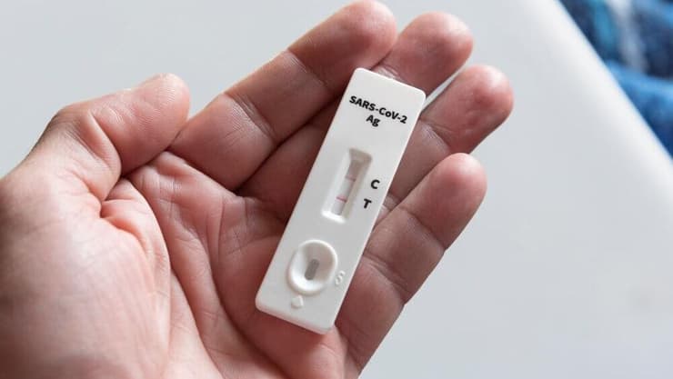 ד"ר דושניצקי: "ברוב המקרים כיום, התסמינים של הקורונה מזכירים וירוסים אחרים" (צילום: shutterstock) בדיקת קורונה