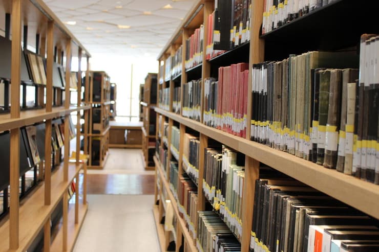 מדפי הספרים בספרייה הלאומית (צילום: שמואל מוניץ) מדפי הספרים בספרייה הלאומית החדשה