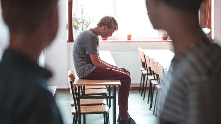 ליד מי יושבים בכיתה