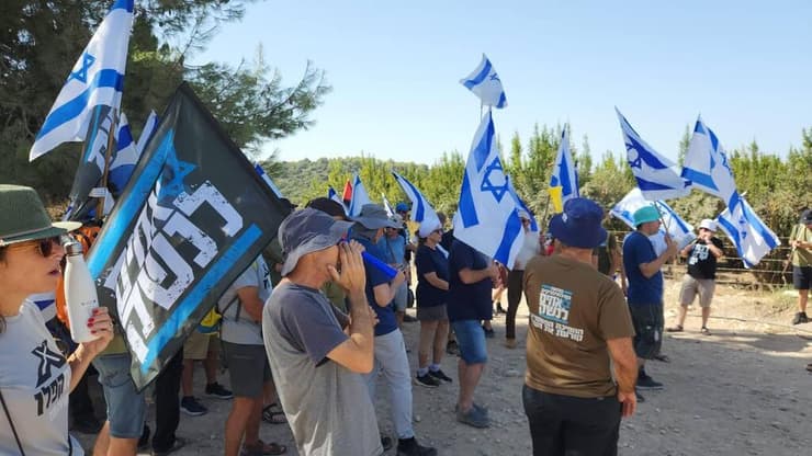 הפגנה נגד המהפכה המשפטית מול ביתו של יואב גלנט בעמיקם