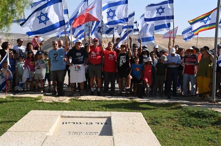 מפגינים במסע לחיזוק הדמוקרטיה בקבר בן גוריון בשדה בוקר