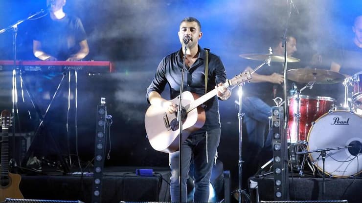 ישי ריבו בהופעה (צילום: דנה קופל) ישי ריבו בהופעה