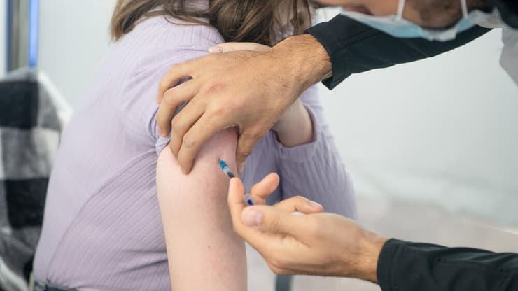 חיסון נגד קורונה בישראל. ההמלצות משתנות כעת תחת שר הבריאות האמריקני רוברט פ' קנדי ג'וניור (צילום: shutterstock) חיסון נגד קורונה בישראל