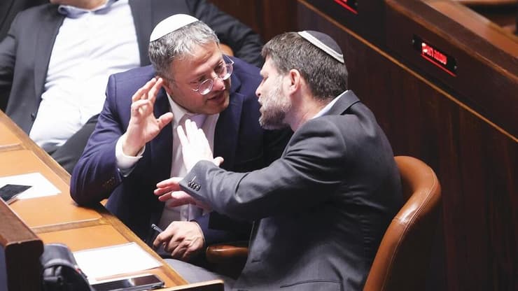 סמוטריץ' ובן גביר במליאה. להפסיק את הסיוע ההומניטרי, לא לשחרר חטופים (צילום: אלכס קולומויסקי) בצלאל סמוטריץ' ואיתמר בן גביר