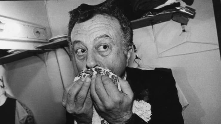 תמצית הביטוי "איש במה". אלברט כהן (צילום: שלום בר טל) אלברט כהן