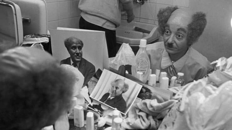 רבקה מיכאלי מחופשת ליו"ר הכנסת ישראל ישעיהוב בתוכנית "ניקוי ראש"