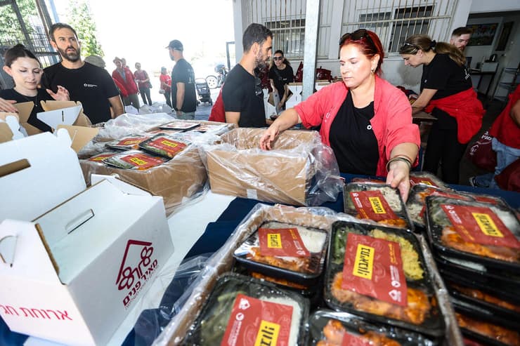 תורכים ארוכים בחלוקת מזון לנזקקים לפני ראש השנה, עמותת מאיר פנים באור עקיבא