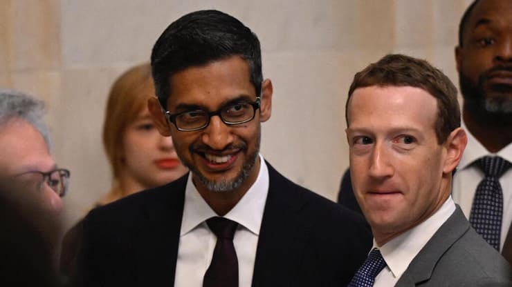 מארק צוקרברג וסונדר פיצ'אי. רצים קדימה (צילום: ANDREW CABALLERO-REYNOLDS / AFP) מארק צוקרברג וסונדר פיצ'אי