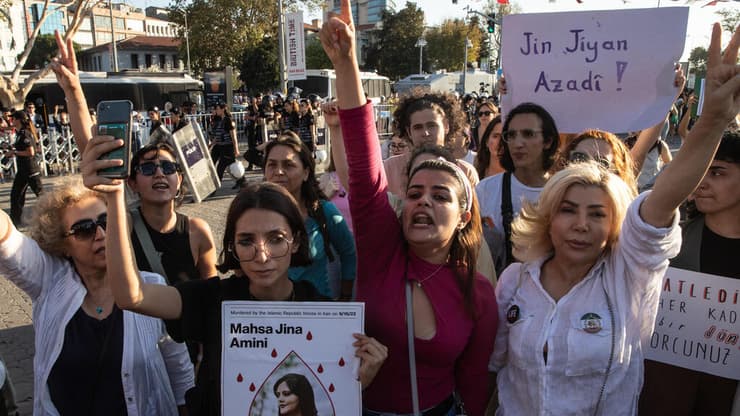 יום השנה למותה של מהסא אמיני שהצית מחאת חיג'אב מחאת החיג'אב ב איראן