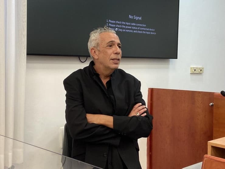 אבי אלקלעי בעדותו במשפט נתניהו