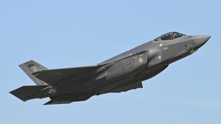 מטוס F-35 של צבא ארה"ב. "סין מנסה באגרסיביות להשיג מידע עליו, בין היתר באמצעות ריגול אלקטרוני" (צילום: REUTERS/Jana Rodenbusch/File Photo) מטוס F-35 של צבא ארה"ב
