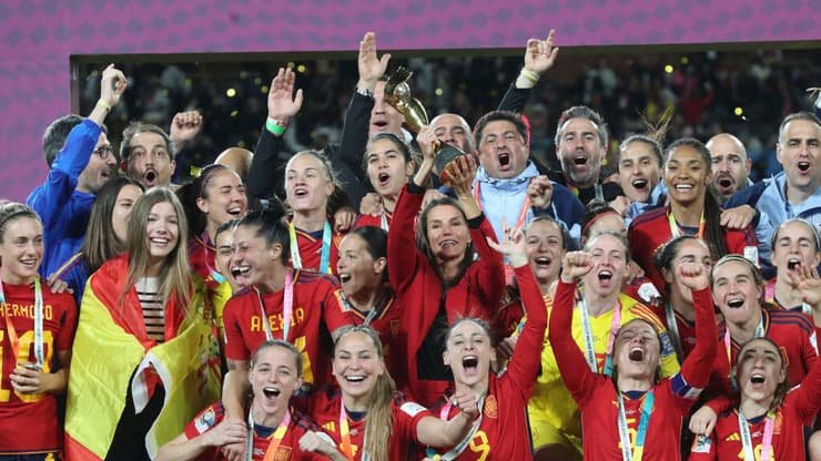 שחקניות ספרד חוגגות את הזכייה בגביע העולם בחודש שעבר