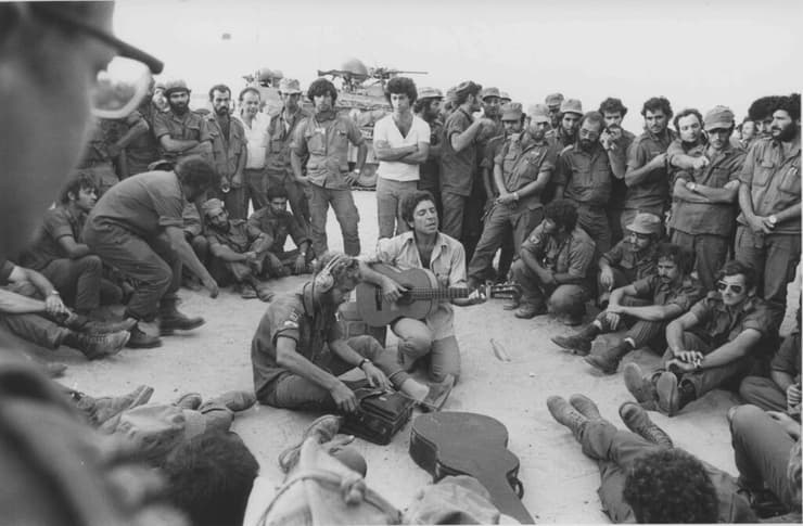 "מה פתאום קיבוצים, אתה בא איתי להופיע בפני חיילים". מתי כספי, אושיק לוי ולאונרד כהן (צילום: רון אילן, דובר צה"ל. באדיבות ארכיון צה"ל ומערכת הביטחון) מתי כספי, אושיק לוי ולאונרד כהן