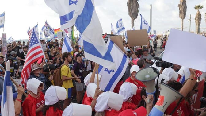 צילום: מוטי קמחי הפגנה מול שגרירות ארה"ב נגד המהפכה המשפטית
