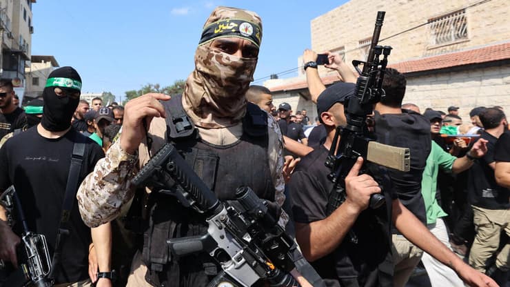 חמושים פלטינים בהלוויה של מחבלים בג'נין