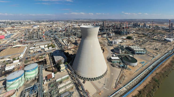 מתחם בתי הזיקוק של בזן ב מפרץ חיפה