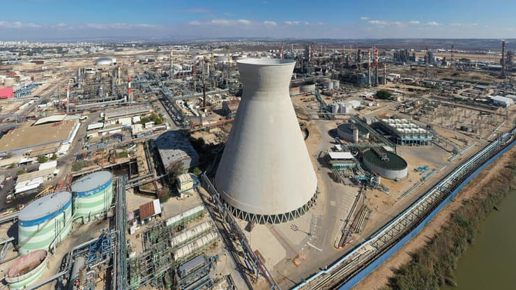 "חייבים להסתמך על שני המרכיבים - גם ייבוא וגם ייצור מקומי" (צילום: דניאל לבטובסקי) מתחם בתי הזיקוק של בזן ב מפרץ חיפה