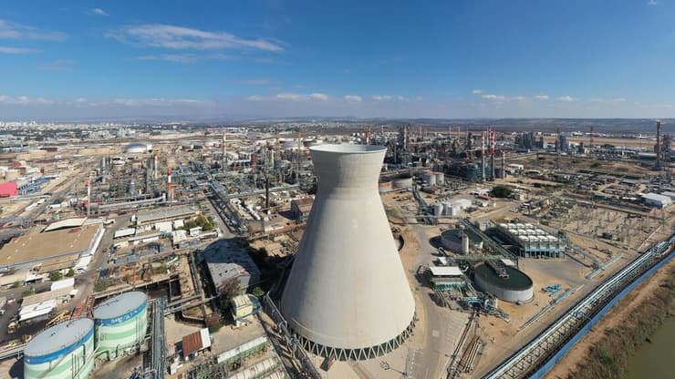 מתחם בתי הזיקוק של בזן ב מפרץ חיפה