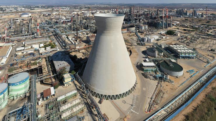 מתחם בתי הזיקוק של בזן ב מפרץ חיפה