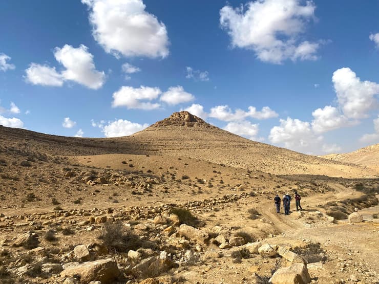 מסלול נחל אלות, וראש אלות ברקע