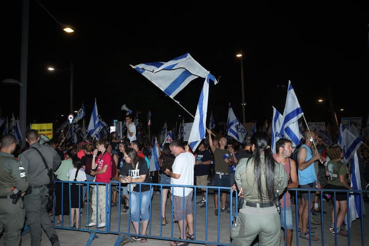 הפגנה נגד המהפכה המשפטית מול ביתו של אמיר אוחנה בתל אביב