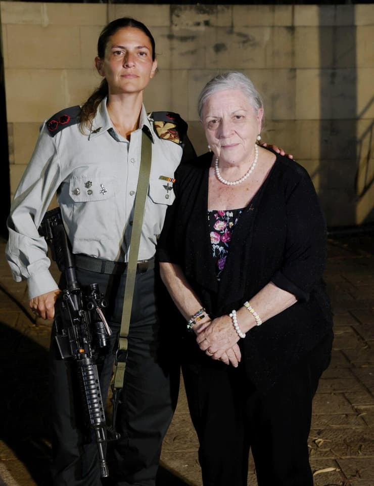 גבורה מדור לדור. פרופ' דינה בן-יהודה ובתה סא"ל אור (צילום: שאול גולן) המפקדים של חורף 73 מדברים על הטראומה הצבאית והחברתית מהמלחמה ששינתה את ישראל