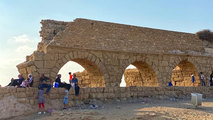 אמת המים בחוף האקוודוקט בקיסריה