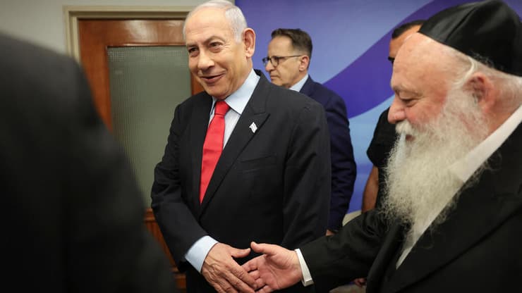 ח"כ גולדקנופף לצד ראש הממשלה נתניהו (צילום: ABIR SULTAN/Pool via REUTERS) נתניהו וגולדקנופף