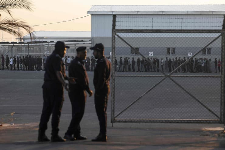 פלסטינים במעבר ארז