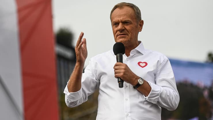 דונלד טוסק מנהיג האופוזיציה ב פולין הפגנה ב ורשה לפני בחירות במדינה