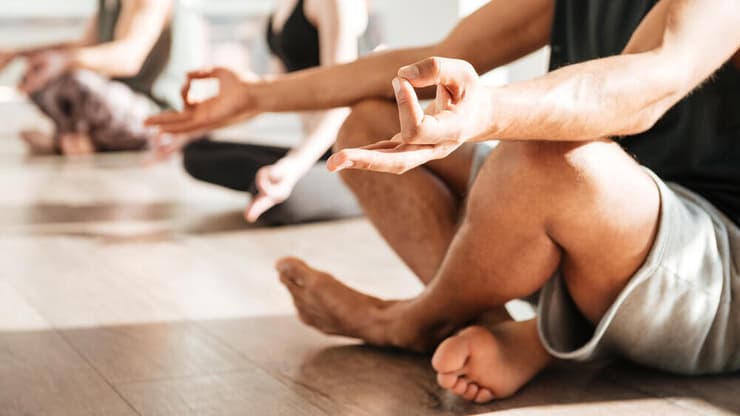 הפחתת סטרס אצל הורים באמצעות מיינדפולנס עשויה לשפר הרגלי אכילה ולהפחית סיכון להשמנה בילדים צעירים (צילום: Shutterstock) תרגול מדיטציה