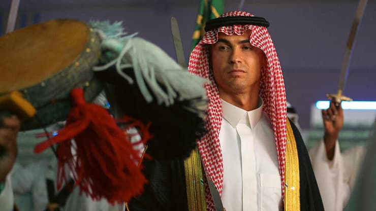 יגיד לך את מה שאתה רוצה לשמוע. רונאלדו חובש כאפייה (צילום: AFP PHOTO / HO /AL NASSR FOOTBALL CLUB) כריסטיאנו רונאלדו