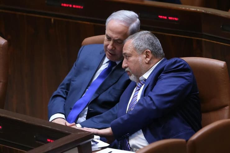 ליברמן לצד נתניהו במליאת הכנסת. 2023 (צילום: אלכס קולומויסקי) אביגדור ליברמן ובנימין נתניהו