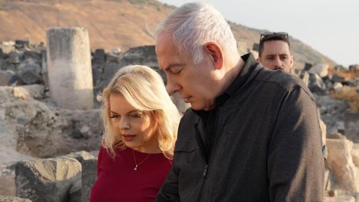 נקודת זכות קטנה. בנימין ושרה נתניהו (צילום: קובי אלקוצר, לע״מ) ראש הממשלה בנימין נתניהו ורעייתו שרה מטיילים בגן לאומי "סוסיתא" רמת הגול
