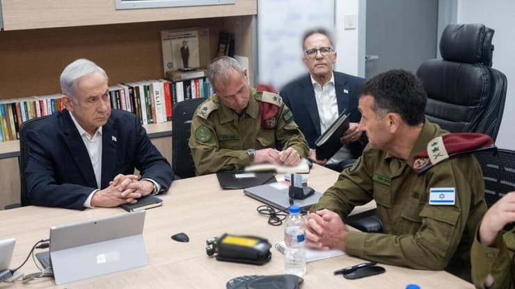 נתניהו והלוי בהערכת המצב בקריה (צילום: דובר צה"ל) הערכת המצב בקריה