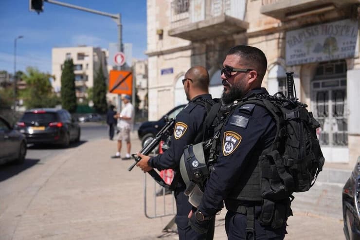 שוטרים ושוטרות סורקים את הרחובות