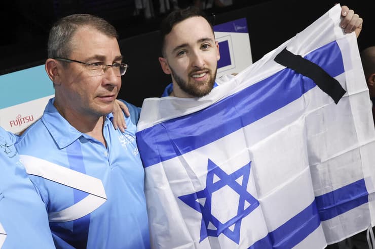 דגל ישראל והסרטים השחורים, ב-7 באוקטובר 2023 (צילום: AP Photo/Geert vanden Wijngaert) דולגופיאט