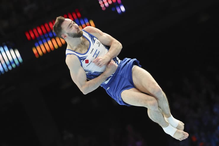 בדרך לאולימפיאדה שלישית בקריירה? (AP Photo/Geert vanden Wijngaert) המתעמל הישראלי ארטיום דולגופיאט