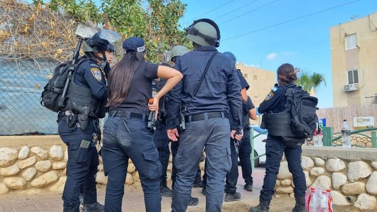 "היו עוד הרבה סיפורים כאלה". שוטרים באופקים ב-7/10/23 (צילום: אילנה קוריאל) סריקות באופקים